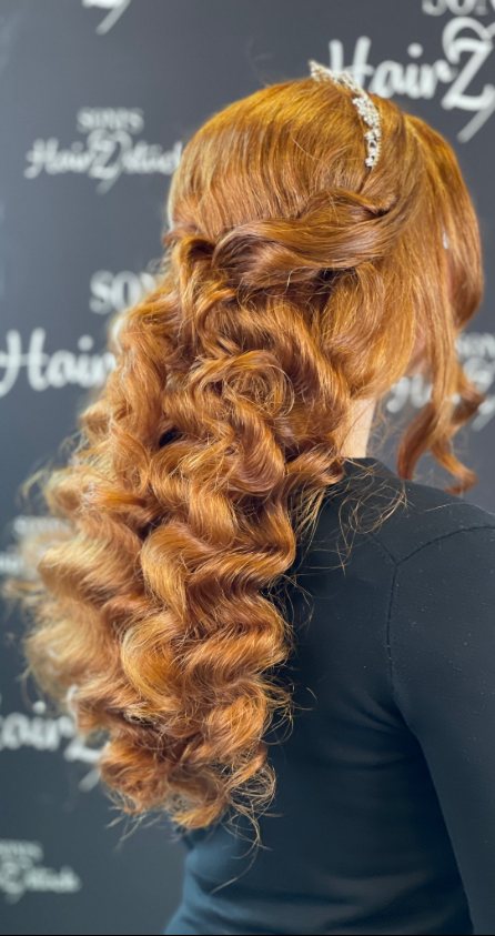 Kupferfarbene Lockenfrisur mit Haarschmuck